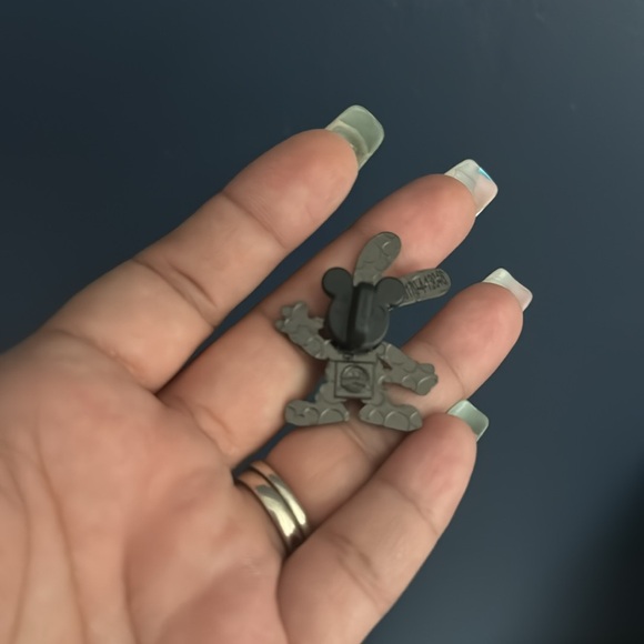 Oswald trading pin - Picture 3 of 3